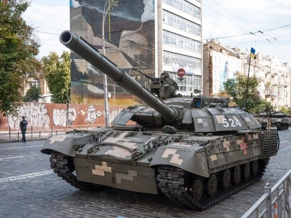 T-64BM2 po modernizacji, wieżę i kadłub chronią moduły wybuchowego pancerza reaktywnego Kontakt-5, w oczy rzuca się także starszego typu, zdalnie sterowane stanowisko karabinu maszynowego ZU-64.