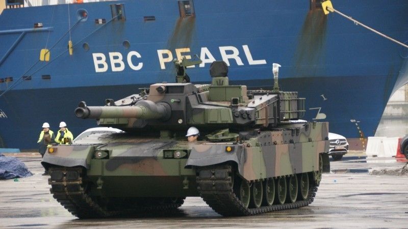 Czołg K2 na tle statku BBC Pearl, na którym przybył do Polski.