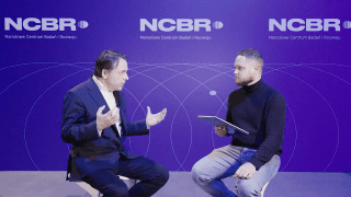 Dyrektor Wojciech Racięcki (po lewej) i redaktor Daniel Czyżewski (po prawej)