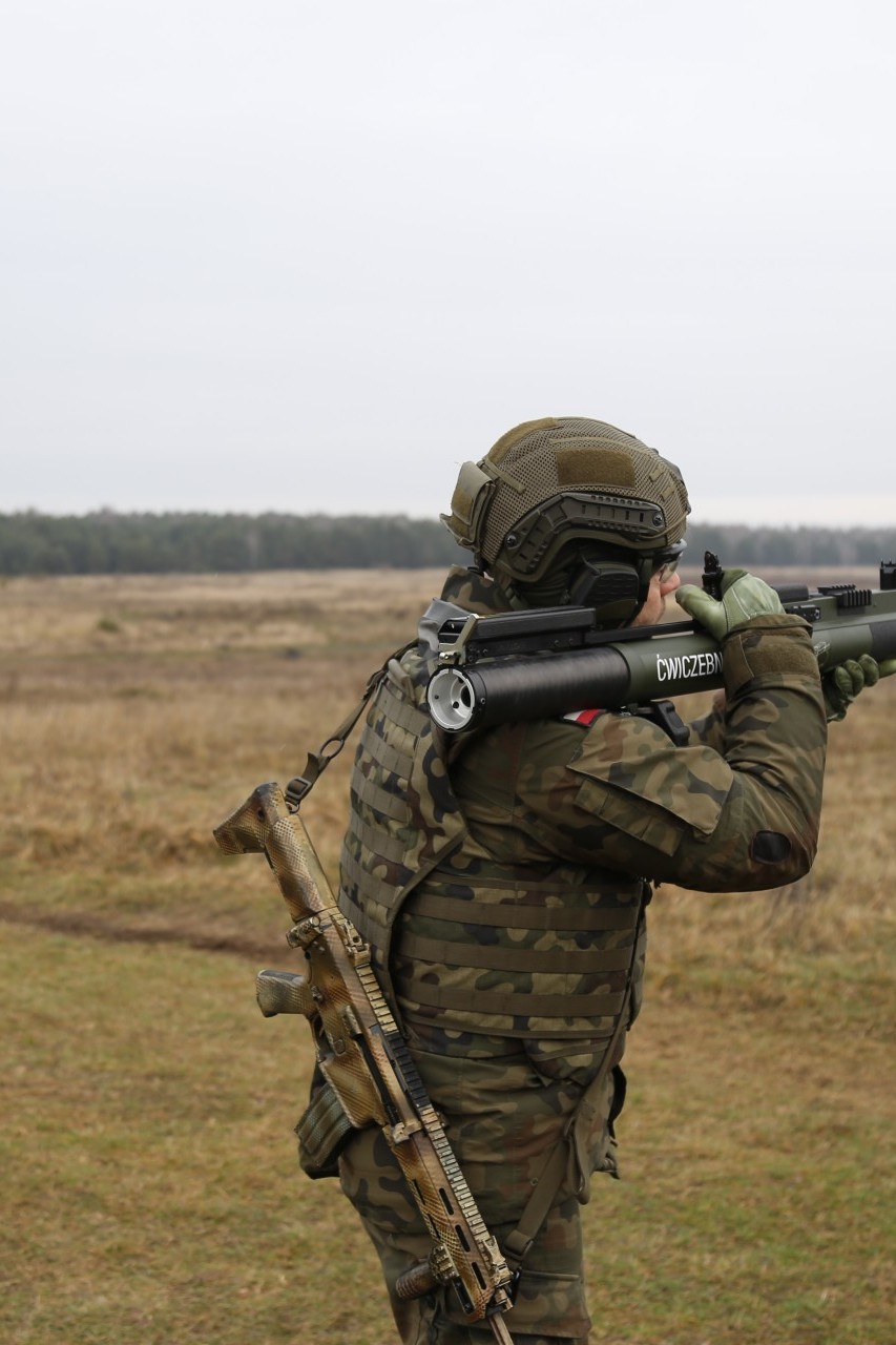 قاذفة قنابل يدوية مضادة للدبابات للجيش البولندي الجديدة قيد الاستخدام