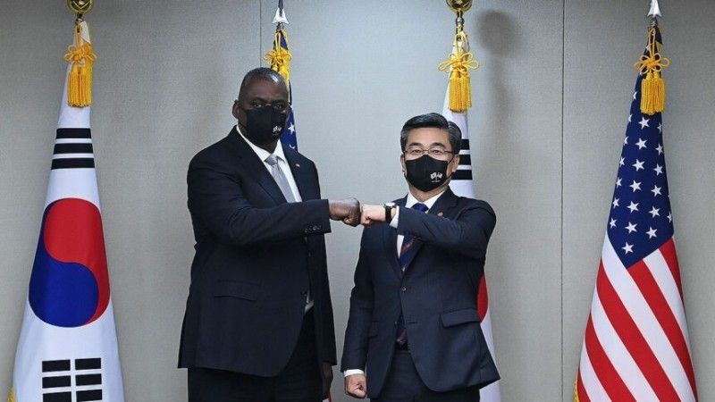 Na zdjęciu z 2 grudnia 2021 r. widać ministra obrony Korei Południowej Suh Wook z sekretarzem obrony USA Lloydem Austinem po spotkaniu dotyczącym bezpieczeństwa w Seulu.