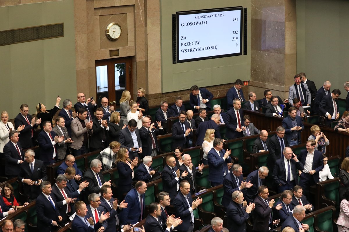 Posłowie zwiększają finansowanie służb