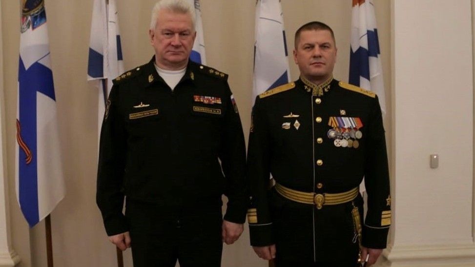 Dwaj admirałowie równi stopniem, ale nie funkcją czyli dowódca Marynarki Wojennej Rosji i dowódca Floty Bałtyckiej.