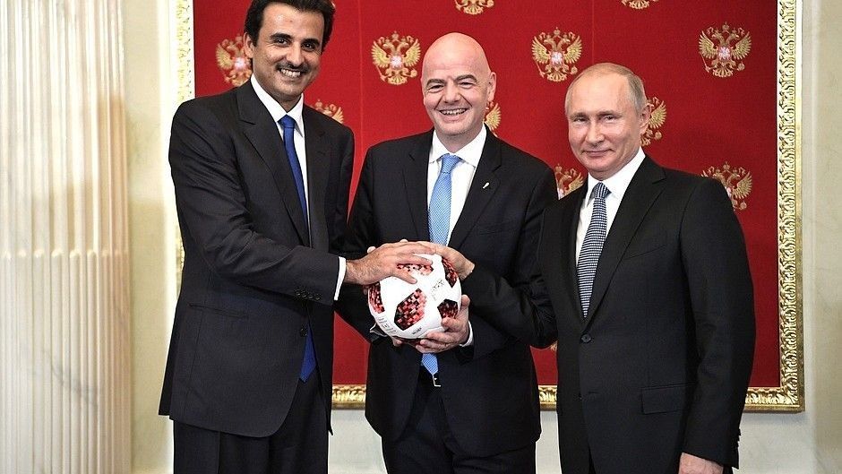 Od lewej: emir Kataru Tamim bin Hamad Al Thani, szef FIFA Gianni Infantino i Władomir Putin
