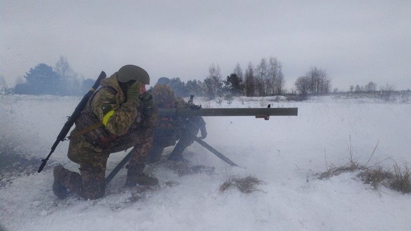 Ukraińscy terytorialsi podczas szkolenia z obsługi dział bezodrzutowych SPG-9.