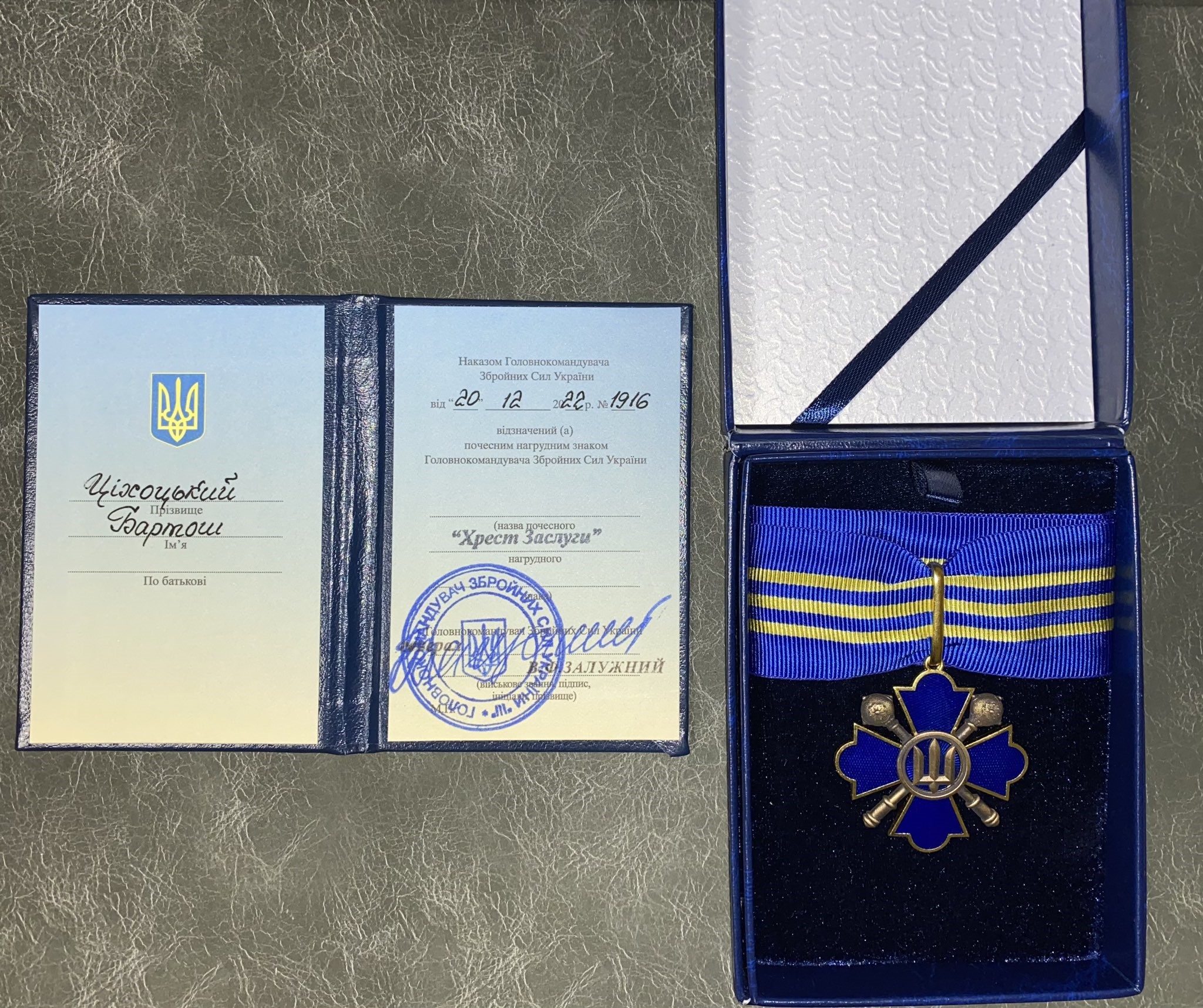 Ambasador Cichocki z Krzyżem Zasługi od Ukrainy