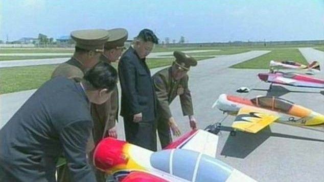 Zdjęcie z oficjalnego pokazu dronów dla Kim Jong-una zorganizowanego w 2013 roku