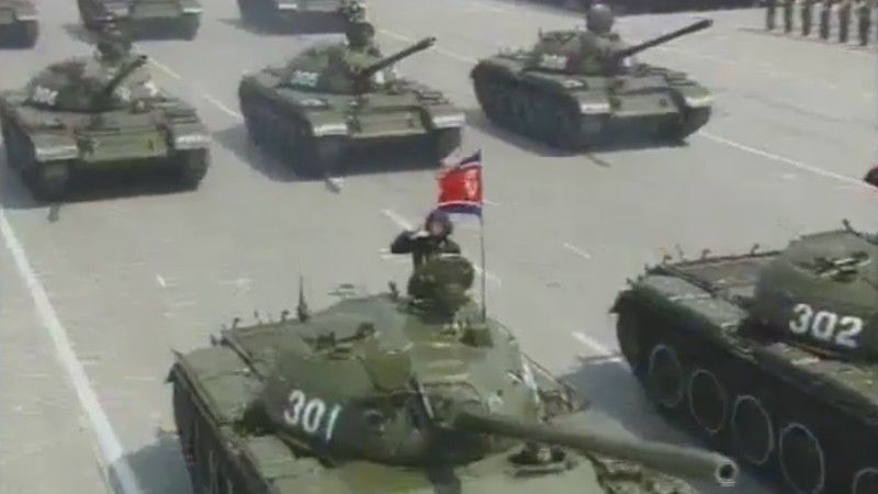 Czołgi T-55 podczas parady, sfilmowane przez telewizję państwową KCTV w KRLD.