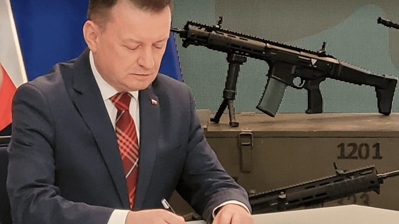 Minister Błaszczak zatwierdza aneks do umowy na karabinki Grot