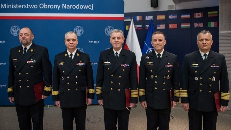 Od lewej kontradmirałowie Mirosław Jurkowlaniec i Włodzimierz Kułagin oraz komandorzy Andrzej Ogrodnik, Wojciech Sowa i Piotr Sikora.