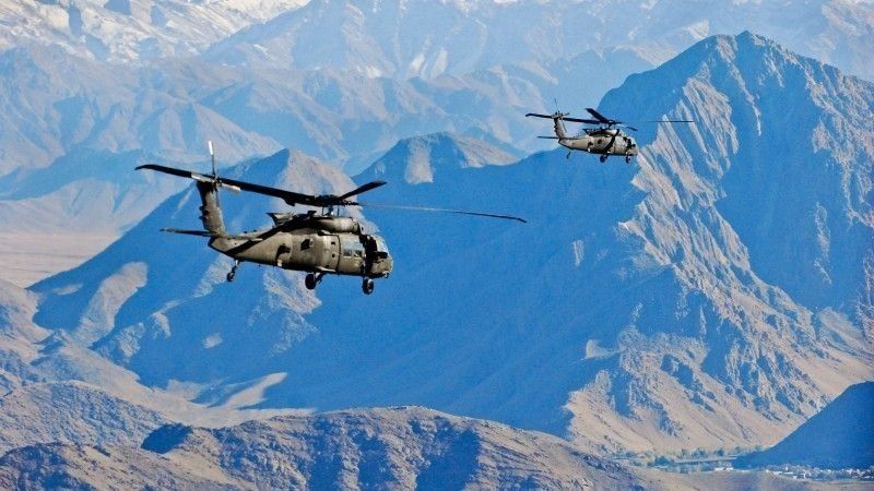 Amerykańskie UH-60M Black Hawk w locie nad Afganistanem