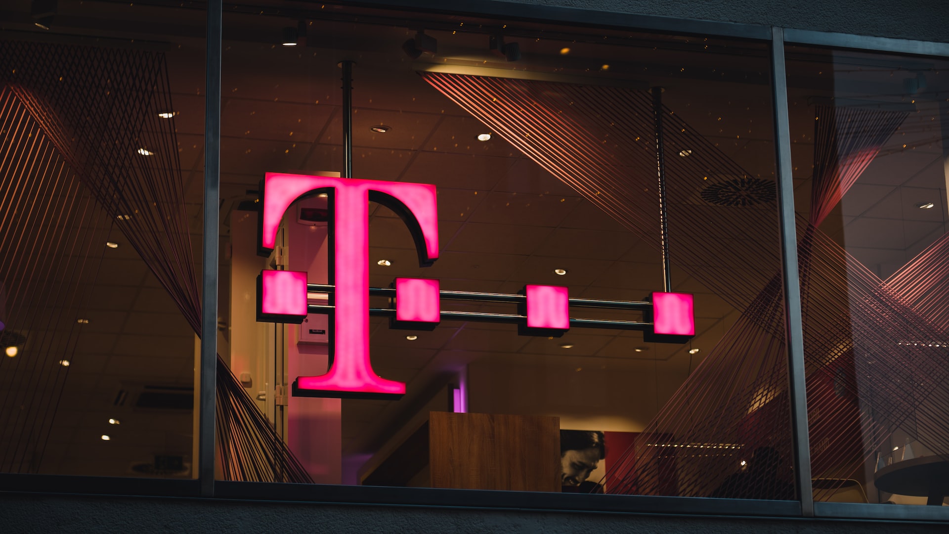 Hakerzy wykradli dane 37 mln klientów T-Mobile