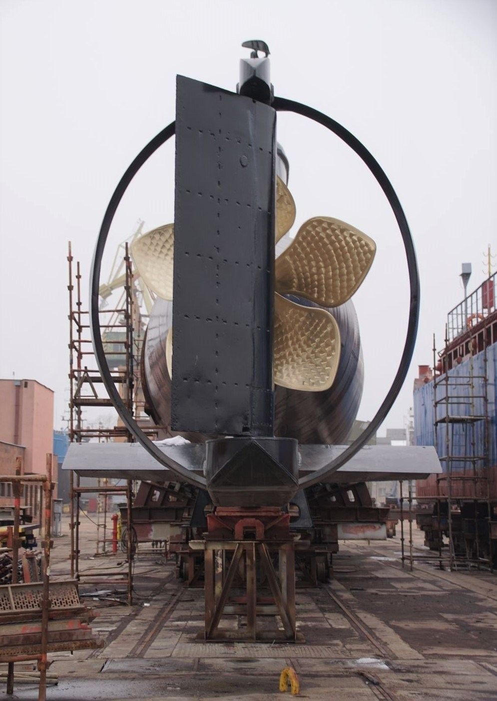 ORP Sokół blisko plaży. 