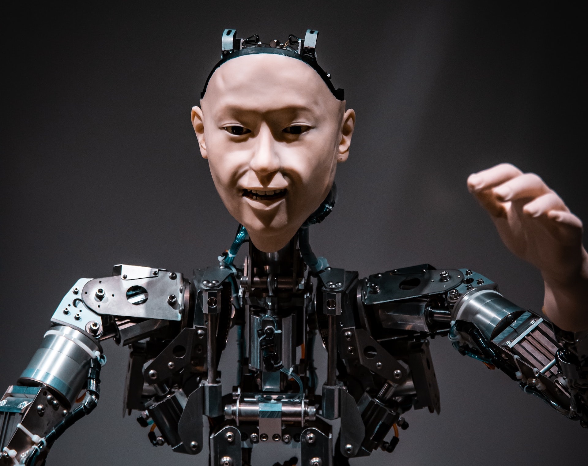 #CyberMagazyn: Automatyzacja pracy spowodowała nierówności dochodowe. Czy AI je pogłębi?