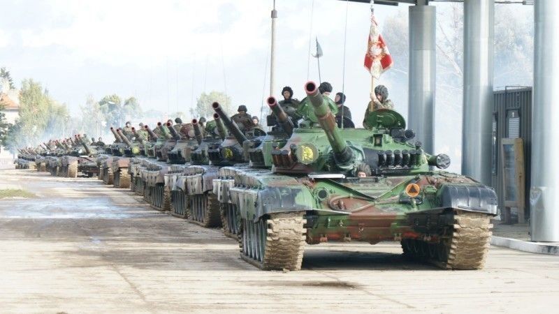 Czołgi T-72 rozpoczynające defiladę.