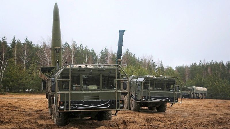 Dwie zaprezentowane białoruskie wyrzutnie Iskander z rakietami 9M723 i 9M728.