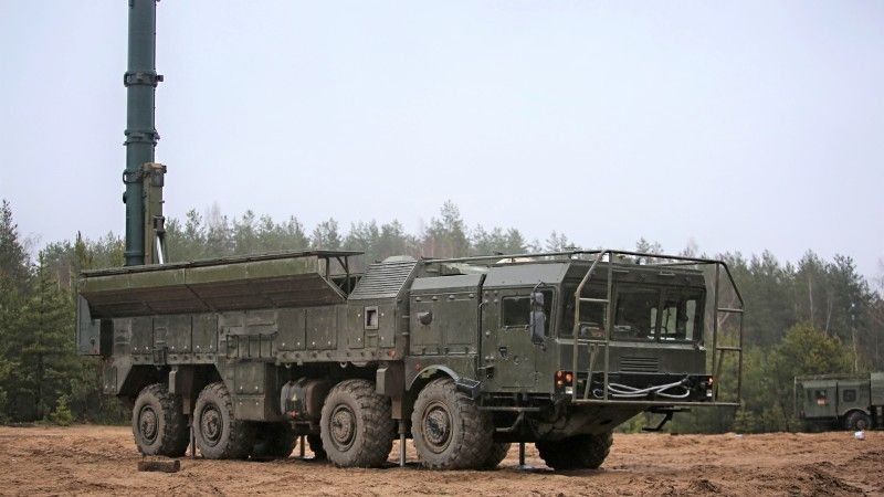 Białoruska wyrzutnia Iskander z rakietą manewrującą 9M728.
