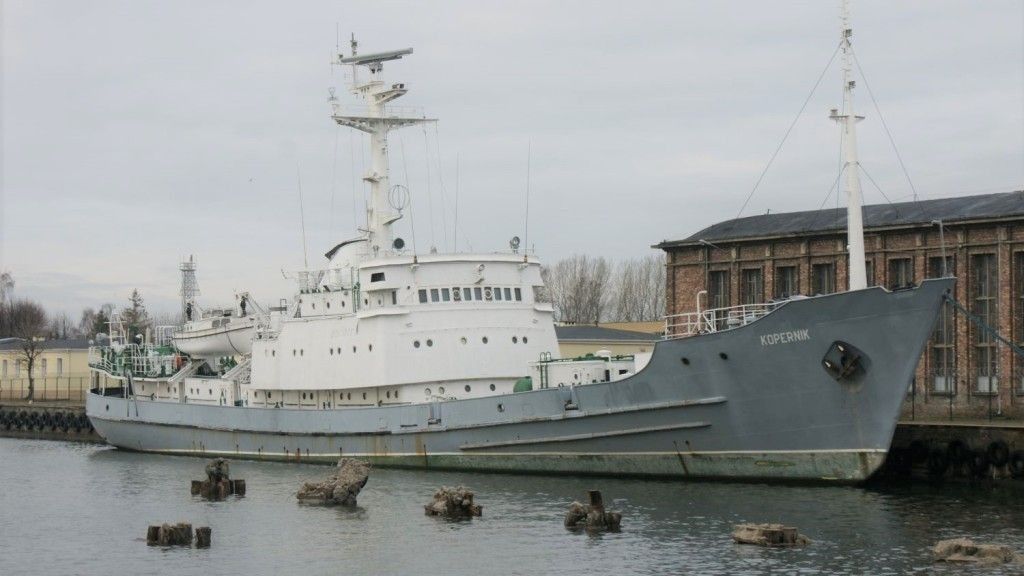 ORP Kopernik w czasach gdy cumował przy nabrzeżu w basenie Gdańsk-Westerplatte.
