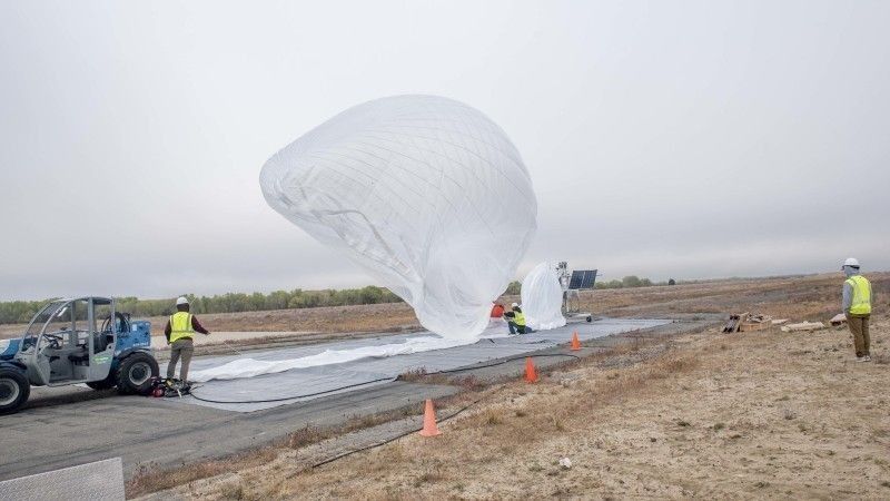 Amerykańscy specjaliści podczas przygotowania balonu dużych wysokość w centrum treningowym Warner Springs w Kalifornii 25 kwietnia 2021 r.