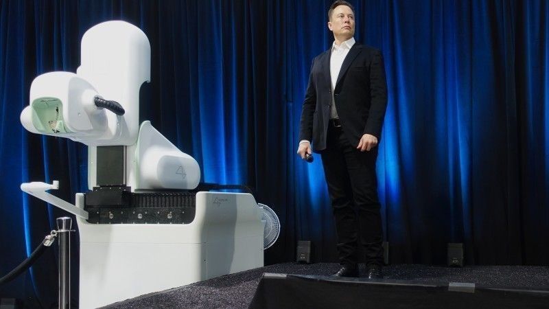 Elon Musk w towarzystwie jednej z maszyn Neuralink