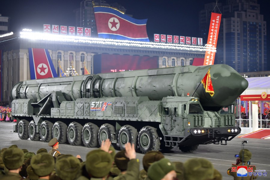 Nowa rakieta międzykontynentalna Kim Jong Una na paradzie [ANALIZA]