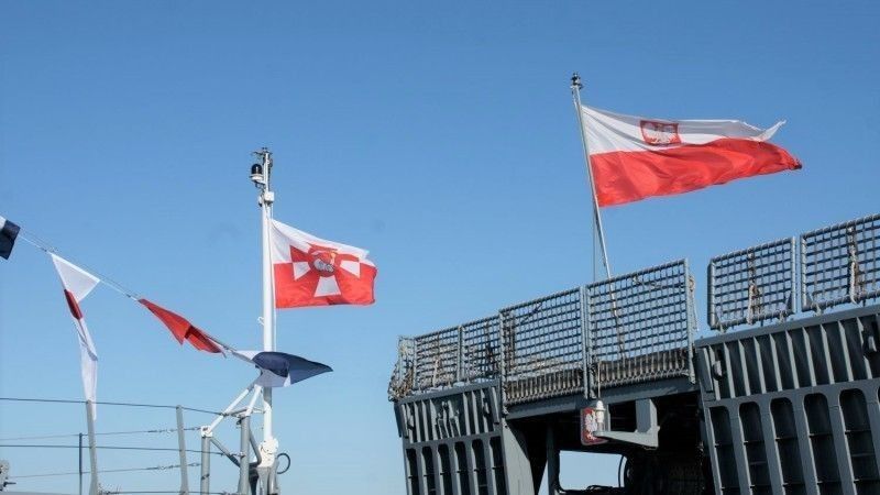 Proporzec Marynarki Wojennej na dziobie ORP Mewa i bandera wojenna na rufie ORP Kontradmirał X. Czernicki.