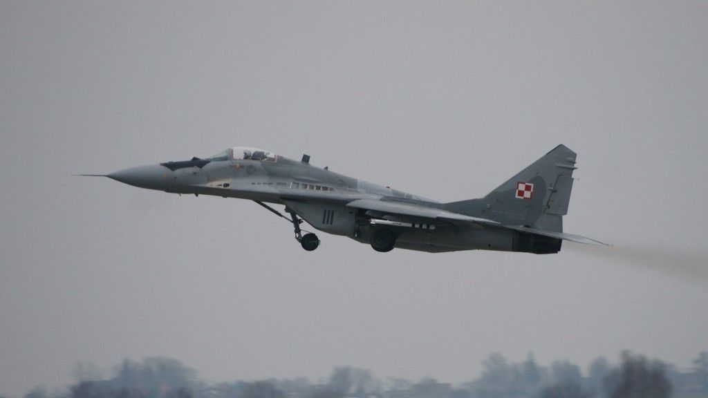 MiG-29 numer 111 tuż po starcie.