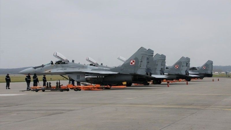 Czwórka polskich MiG-ów 29 w czasie obsług naziemnych przed startami.