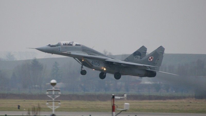 Startujący szkolno-bojowy MiG-29UB numer 4105.