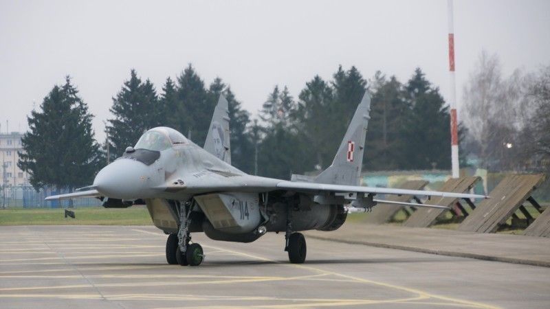 MiG-29 numer 114 kołujący po lądowaniu.