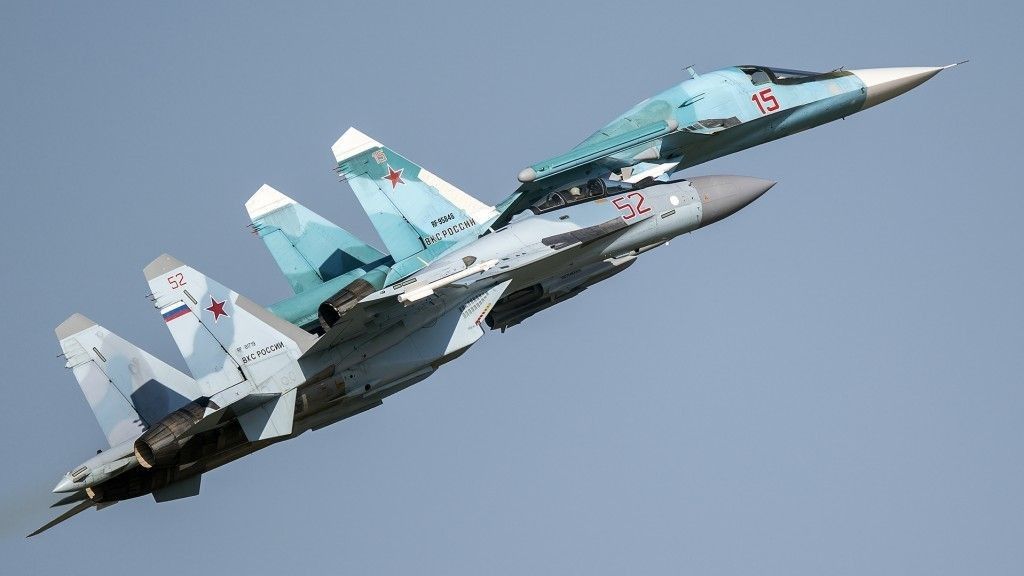 Myśliwiec wielozadaniowy Su-35 i bombowiec taktyczny Su-34. Te maszyny mogą być używane w atakach na Ukrainę
