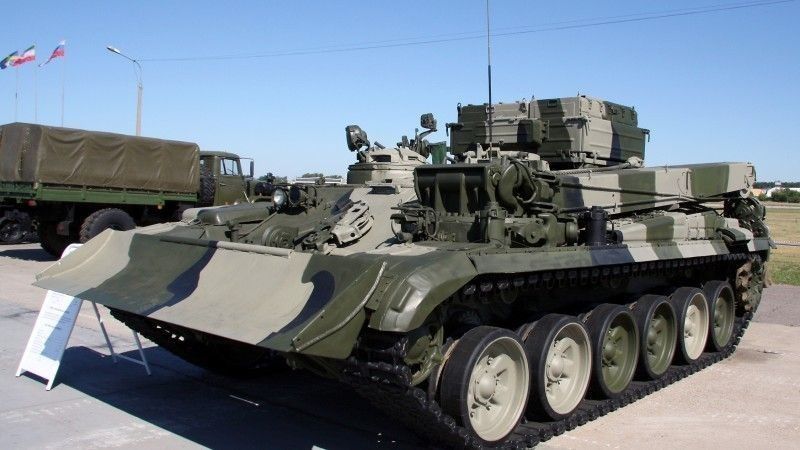 Wóz zabezpieczenia technicznego BREM-1 oparty o podwozie czołgu T-72.