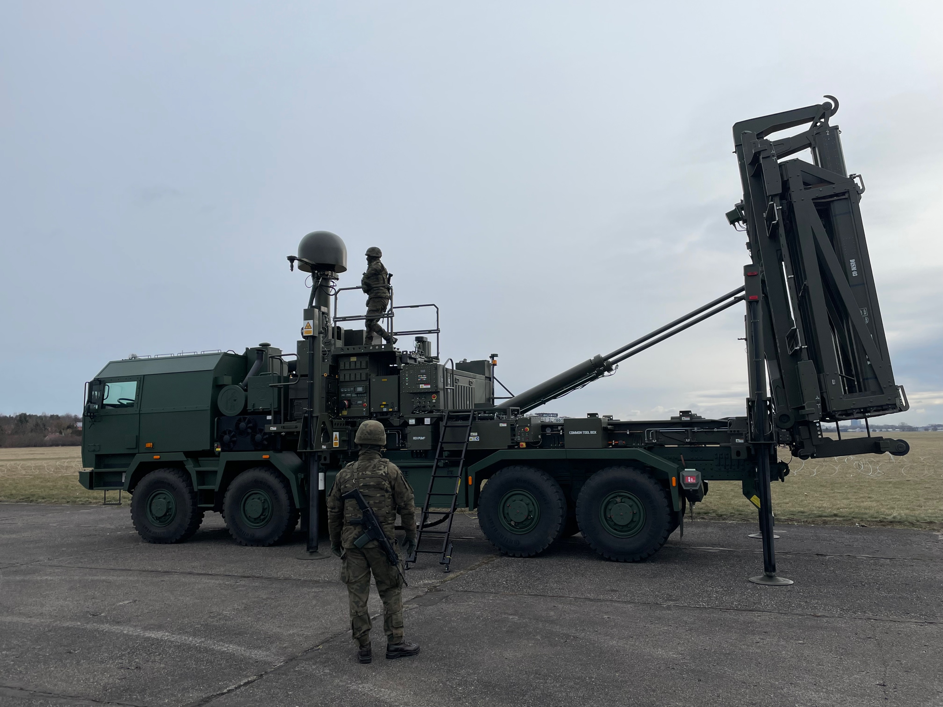 Narew w Warszawie. Żelazna Dywizja wzmacnia przeciwlotniczą tarzcę