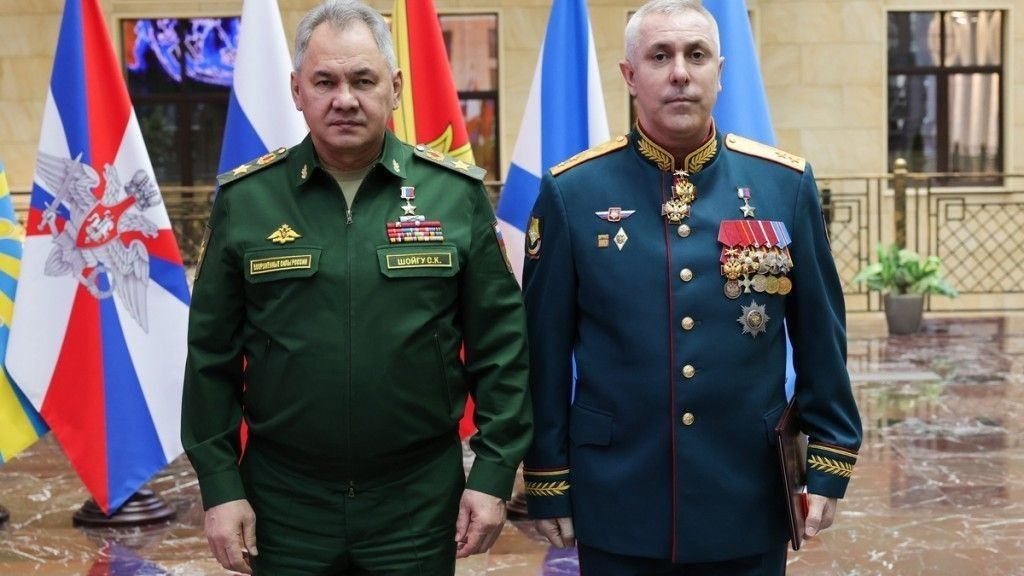 Minister obrony gen. Szojgu wręczył trzecią gwiazdkę awansowanemu gen. Muradowowi, dowódcy Wschodniego Okręgu Wojskowego.