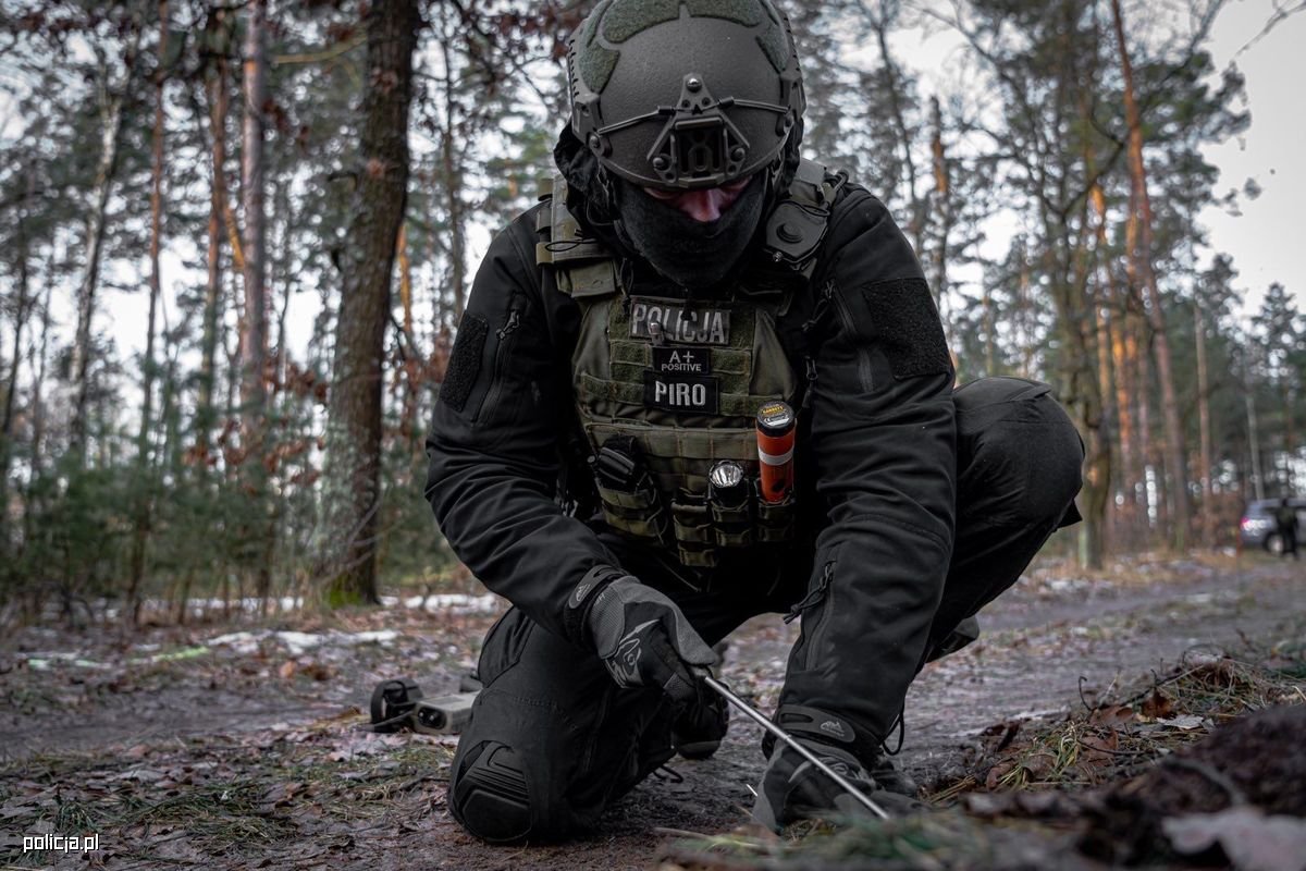 Polscy policjanci rozminowywali Ukrainę. Zostali odznaczeniu przez prezydenta