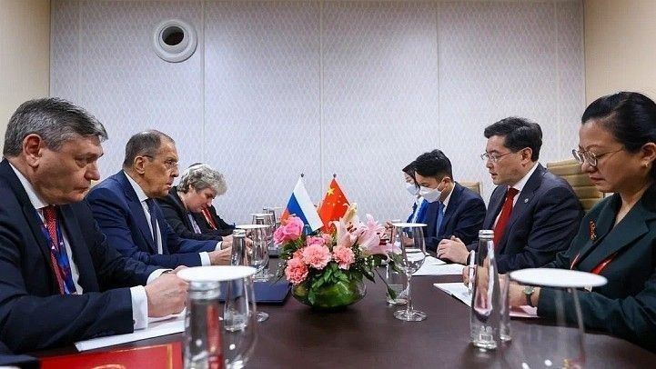 Ministrowie spraw zagranicznych Chin i Rosji, Qin Gang i Siergiej Ławrow
