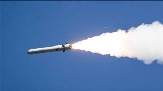 Rosyjski pocisk manewrujący Kalibr krótko po starcie.