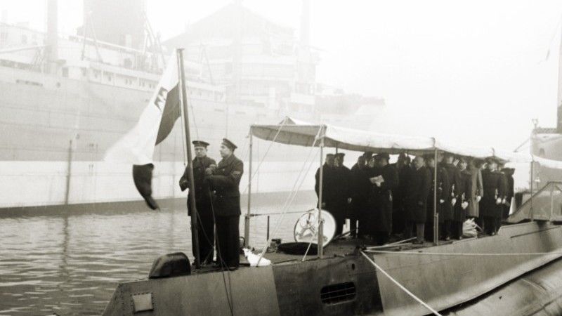 Podniesienie bandery na nowym, polskim okręcie podwodnym ORP „Orzeł” 2 lutego w stoczni Vlissingen – niestety w 1939 roku