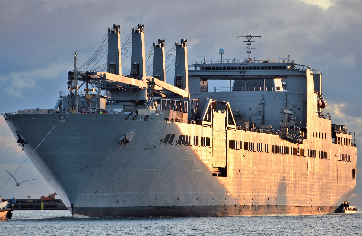 Wielki transportowiec sprzętu wojskowego w Gdyni