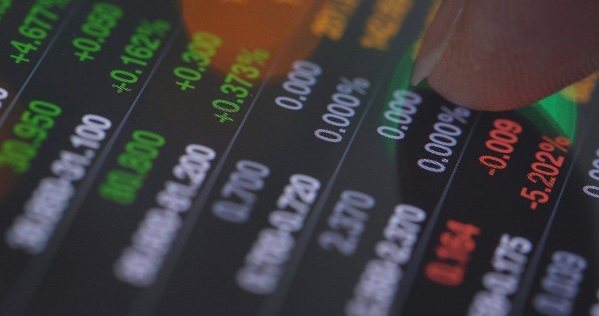 Spadają ceny ropy i gazu. Świat czeka na rozmowy w Pakistanie