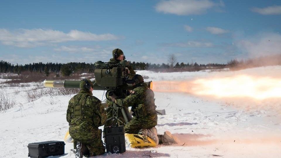 Kanadyjscy żołnierze podczas strzelania z wyrzutni TOW-2B