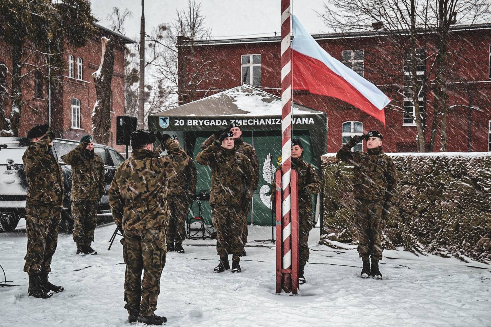 Batalion czołgów z biało czerwoną flagą