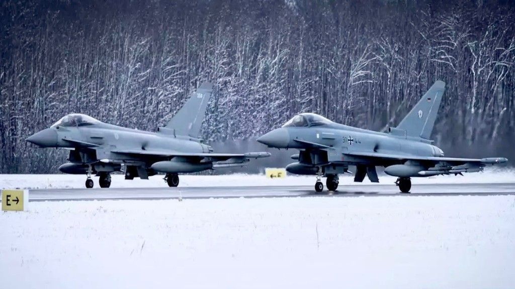 Brytyjski (po lewej) i niemiecki (po prawej) Eurofighter Typhoon podczas wspólnego startu na misję przechwycenia w ramach Baltic Air Policing. Baza lotnicza Amari w Estonii.