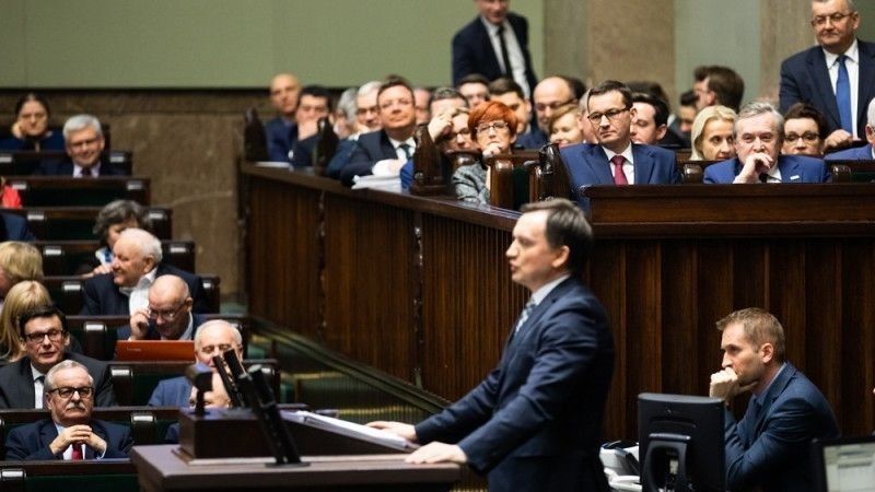 Wystąpienie Zbigniewa Ziobro w Sejmie. W tle premier Morawiecki