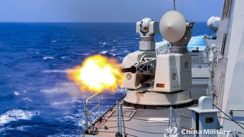 7-lufowa armata kalibru 30 mm H/PJ-12 (typ 730A) prowadzi ogień z pokładu fregaty typu 054A.
