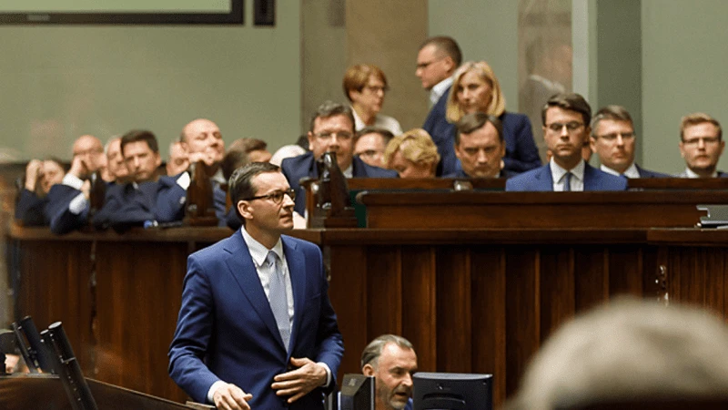 Politycy Zjednoczonej Prawicy w Sejmie. Czwarty od prawej Zbigniew Ziobro, stoi Mateusz Morawiecki
