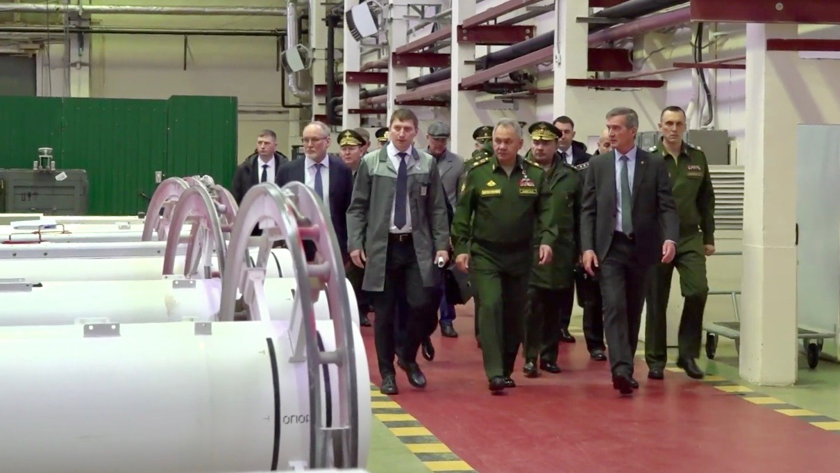 Szojgu zarządza podwojenie produkcji broni. Putin grozi prokuraturą [KOMENTARZ]