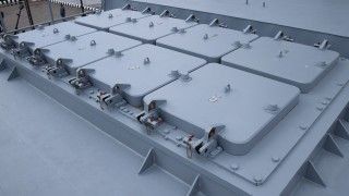 Pionowa 8-komorowa wyrzutnia typu 3S14 UKSK. Wyrzutnie te są na tyle uniwersalne, że mogą być z nich wystrzeliwane pociski systemów Kalibr-NK, Oniks jak i Cyrkon.