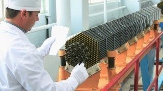 Prace nad kasetą paliwową reaktora jądrowego w Nowosybirskim Zakładzie Koncentratów Chemicznych, w spółce zależnej Rosatomu, TVEL