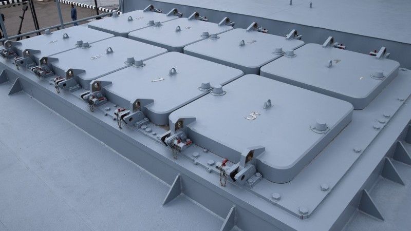 Pionowa 8-komorowa wyrzutnia typu 3S14 UKSK.  Wyrzutnie te są na tyle uniwersalne, że mogą być z nich wystrzeliwane pociski systemów Kalibr-NK, Oniks jak i Cyrkon.